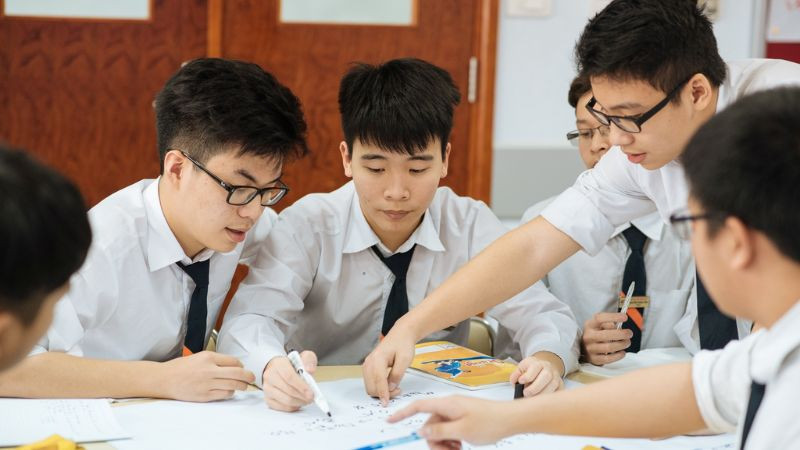 Hình ảnh một người đang viết vào sổ ghi chép