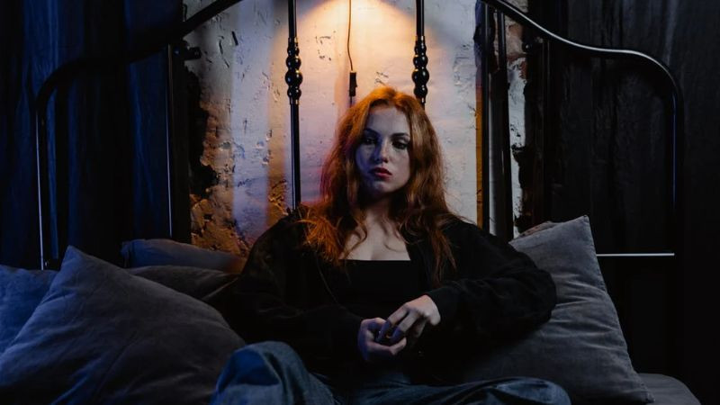 Hình ảnh một người ngồi cô đơn buồn nhìn ra ngoài, thể hiện tâm trạng