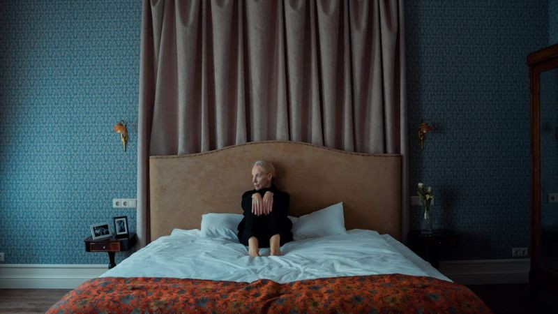 Hình ảnh một người ngồi cô đơn trong căn phòng hiu quạnh, gợi cảm giác trống rỗng và buồn