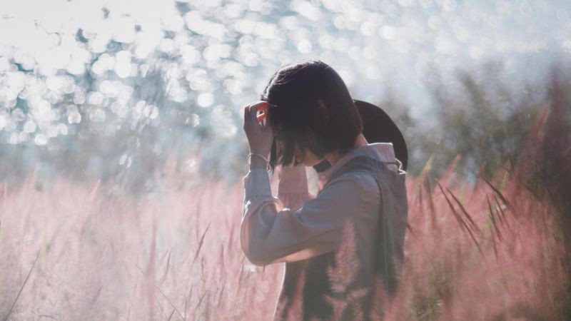 Hình ảnh một người ngồi một mình cô đơn trên ghế, suy tư về cuộc sống