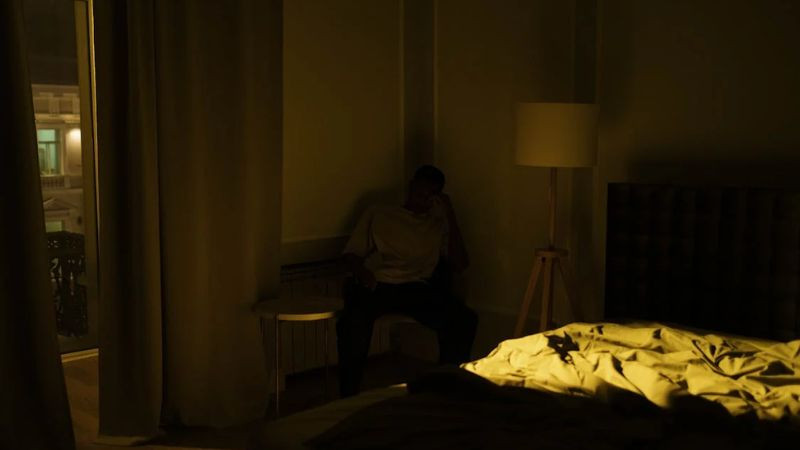 Hình ảnh một người ngồi một mình cô đơn trong góc phòng, biểu hiện của sự thu mình