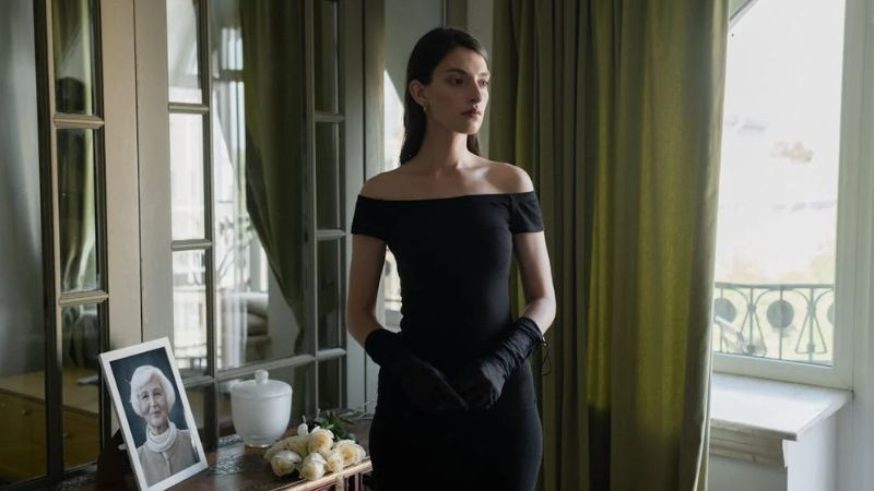 Hình ảnh một người ngồi một mình trong căn phòng trống, thể hiện sự cô đơn và lạc lõng