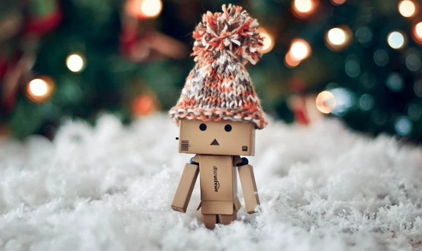 Hình ảnh một người tuyết đứng một mình trong khung cảnh Giáng sinh