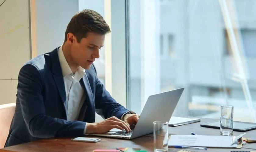 Hình ảnh đẹp mừng ngày Quốc tế Đàn ông 19/11 Hình ảnh nam giới hăng say làm việc trên công trường