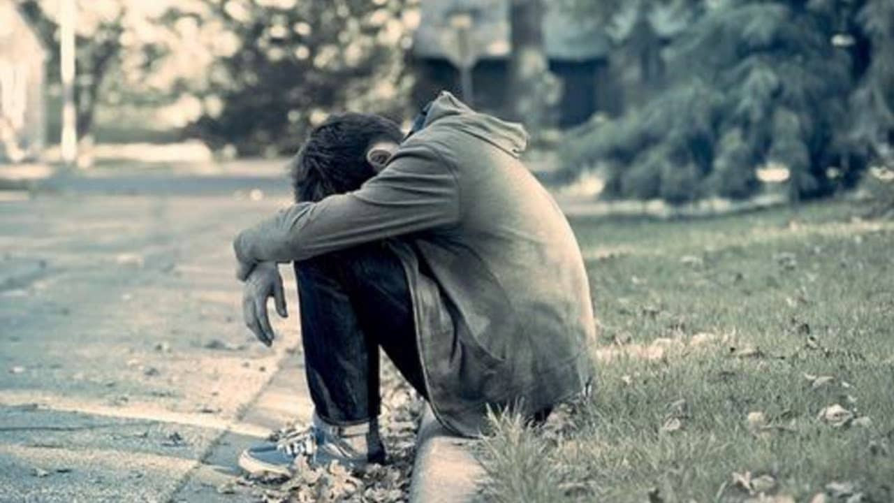 Hình ảnh nam giới suy tư góc nghiêng ấn tượng