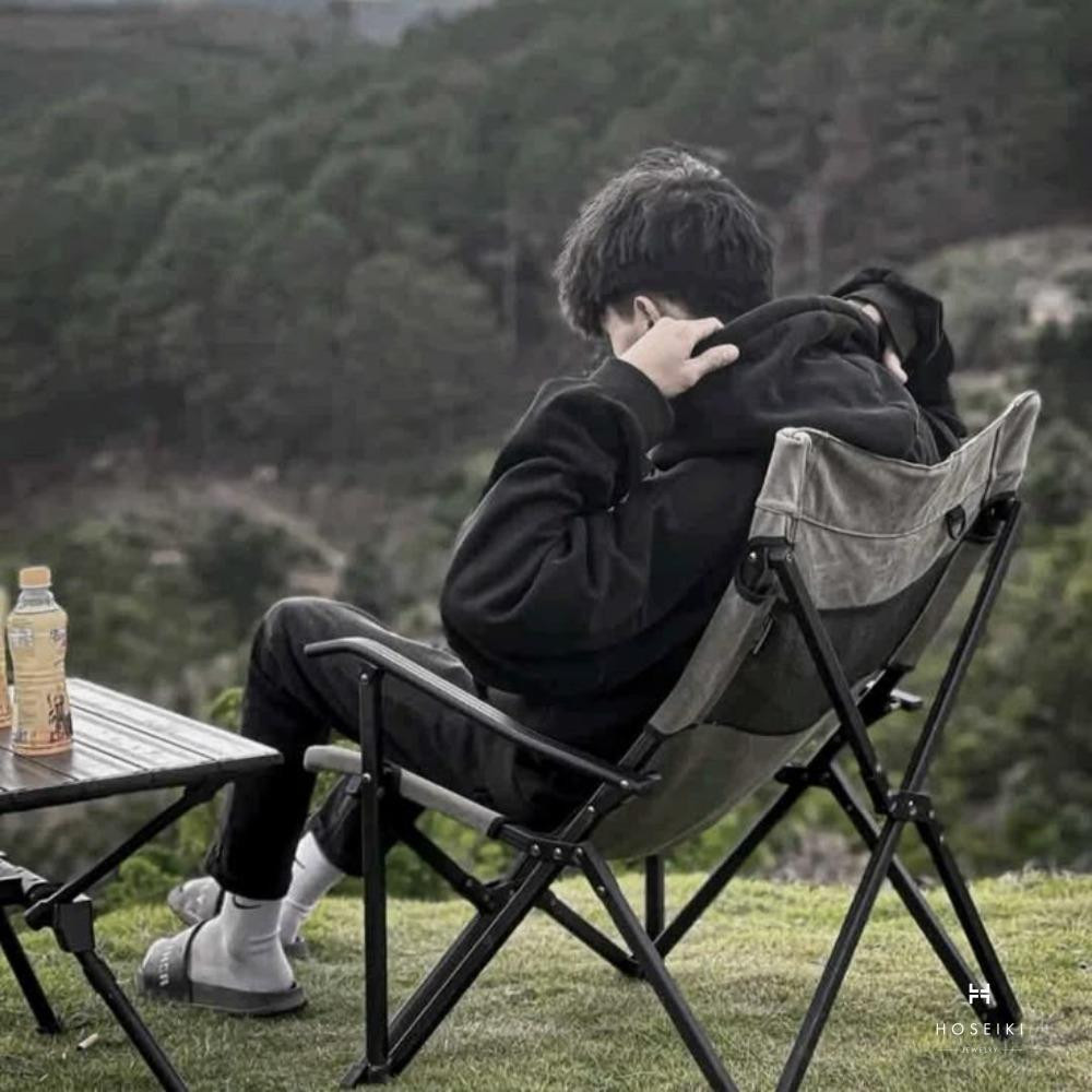 Hình ảnh nam giới thể hiện sự mạnh mẽ và kiên cường dù mang nỗi buồn nội tâm