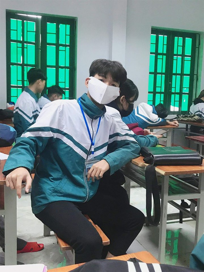 Hình ảnh nam sinh đeo khẩu trang trắng giản dị