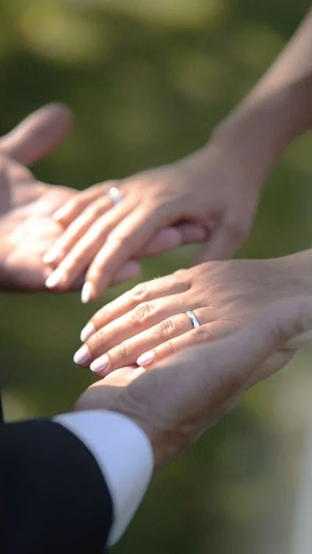 Hình ảnh nắm tay đeo nhẫn với bối cảnh đơn giản làm nổi bật chi tiết nhẫn