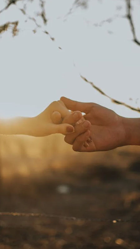 Hình ảnh nắm tay đôi lứa với màu sắc tươi sáng và bố cục đơn giản