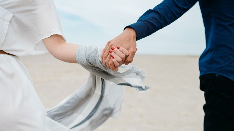 Hình ảnh nắm tay đơn giản với phông nền màu be