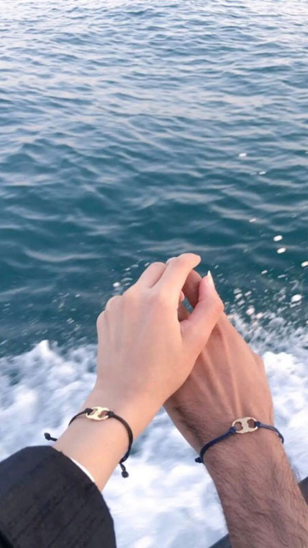 Hình ảnh nắm tay lãng mạn với bối cảnh biển lúc hoàng hôn đỏ rực