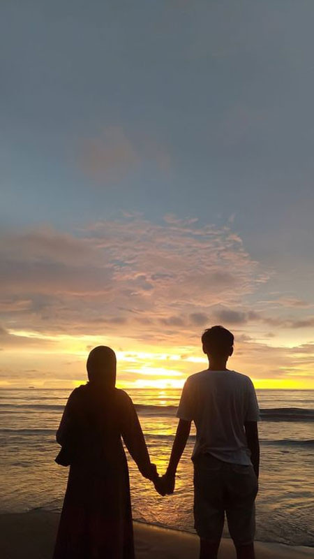 Hình ảnh nắm tay lãng mạn với bối cảnh bình minh trên mặt nước