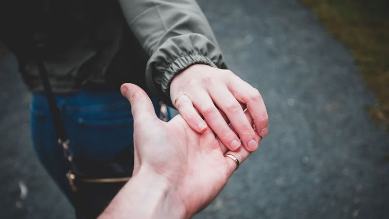 Hình ảnh nắm tay lãng mạn với tông màu ấm áp, thích hợp làm ảnh đại diện