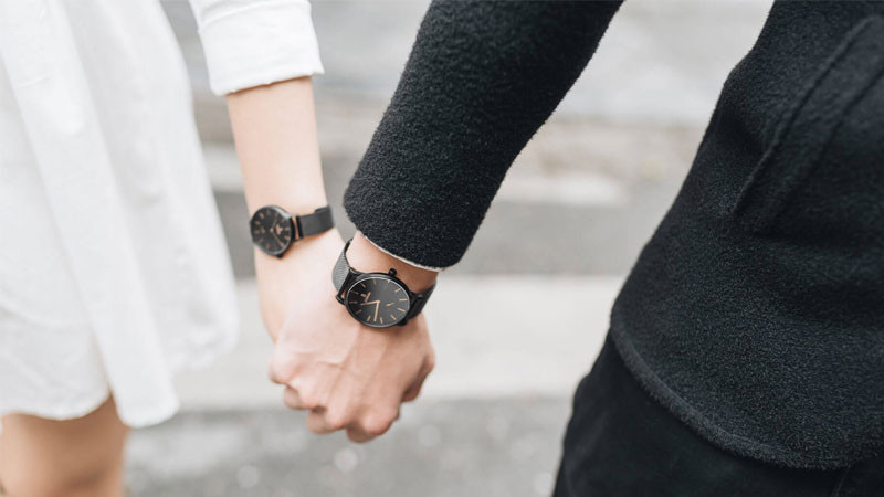 Hình ảnh nắm tay thể hiện sự bảo vệ và che chở