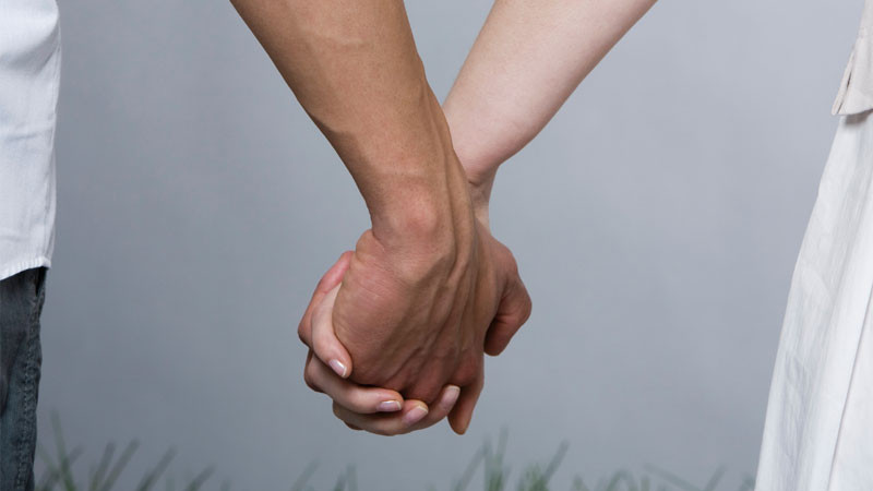 Hình ảnh nắm tay trong khoảnh khắc hoàng hôn, tạo cảm giác bình yên