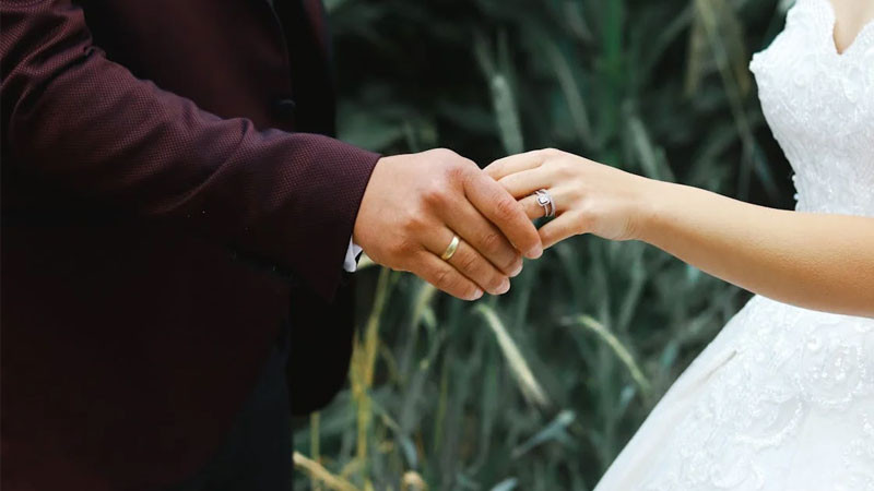 Hình ảnh nắm tay với ánh sáng tự nhiên chiếu vào, tạo điểm nhấn