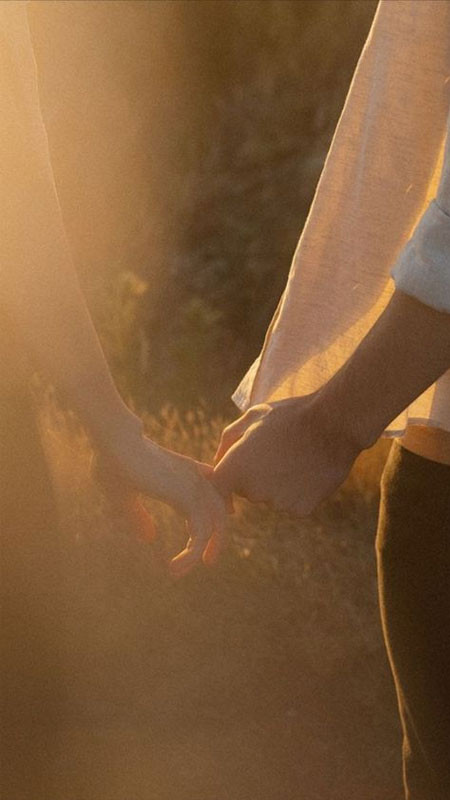 Hình ảnh nắm tay với bối cảnh màu xanh lá cây tươi mát