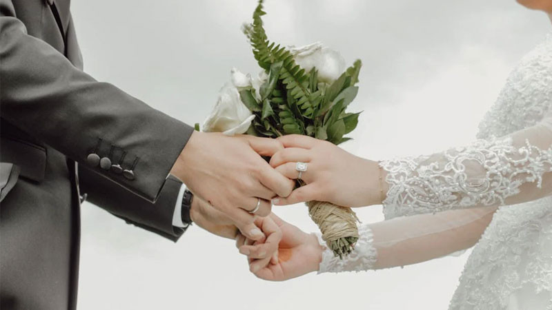 Hình ảnh nắm tay với bối cảnh mờ ảo, tập trung vào đôi bàn tay