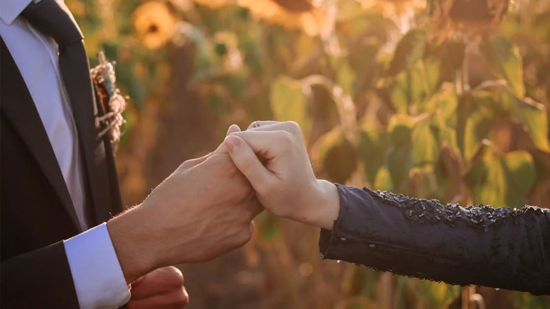 Hình ảnh nắm tay với bối cảnh ngoài trời, phù hợp làm ảnh bìa