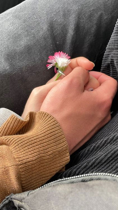 Hình ảnh nắm tay với bối cảnh thiên nhiên xanh mát