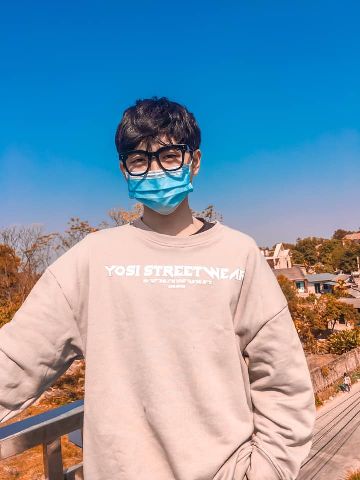 Hình ảnh nam thần đeo khẩu trang và kính