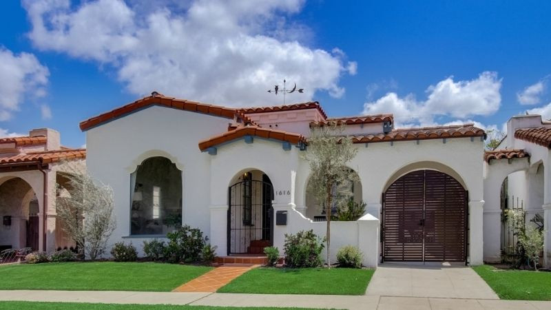 Hình ảnh ngôi nhà Địa Trung Hải với ban công sắt rèn