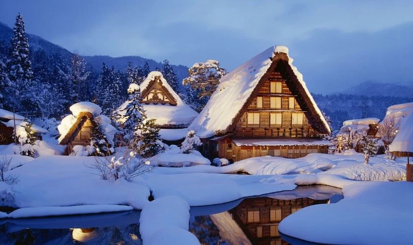 Hình ảnh ngôi nhà phủ tuyết trong đêm Giáng sinh, được trang trí đèn lấp lánh