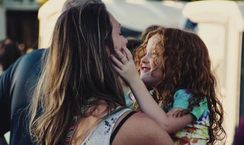 Hình ảnh ngọt ngào với tông màu pastel về mẹ và con