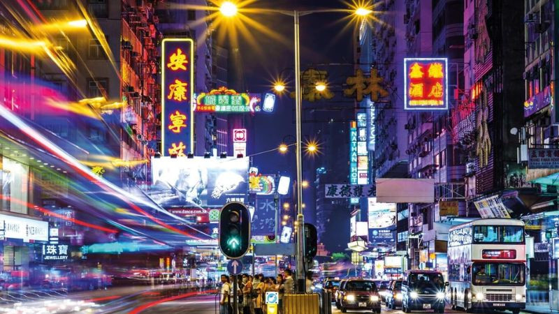 Hình ảnh người bán hàng rong dưới ánh đèn đường đêm