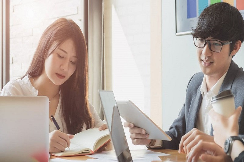 Hình ảnh người bị áp lực công việc với nhiều giấy tờ, phản ánh những bất cập và căng thẳng mà trợ lý cá nhân (PA) có thể đối mặt.