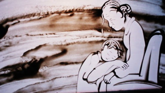 Hình ảnh người con gái gối đầu trên chân mẹ, biểu tượng của sự bình yên