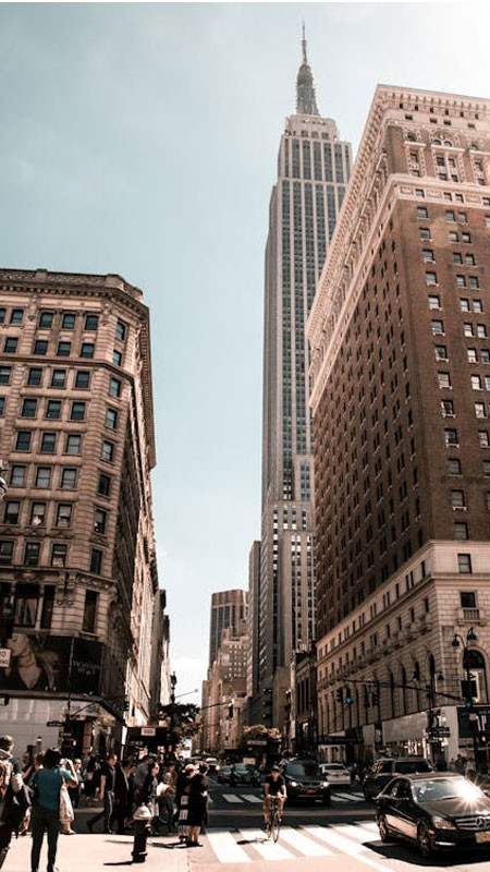 Hình ảnh người dân đi bộ trên vỉa hè trong ảnh đường phố thập niên 80 90, thể hiện lối sống giản dị.