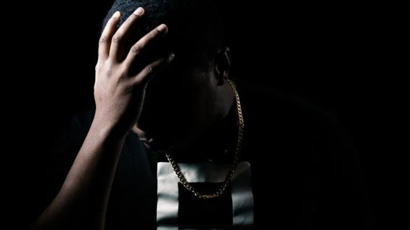 Hình ảnh người đàn ông bất lực đơn độc, thể hiện sự tuyệt vọng và cô đơn