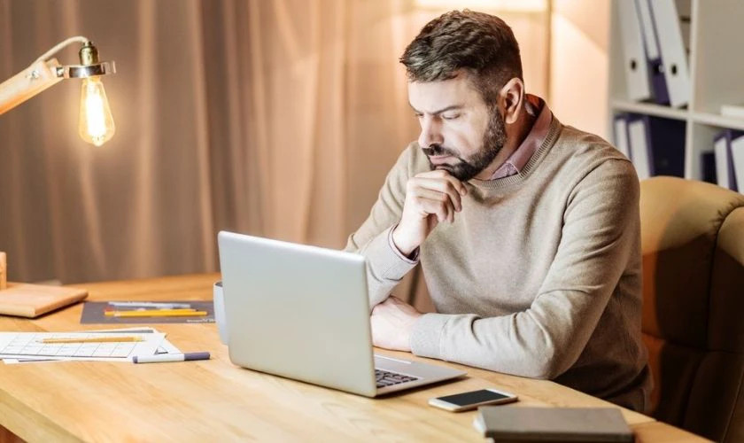 Hình ảnh đẹp mừng ngày Quốc tế Đàn ông 19/11 Hình ảnh người đàn ông làm việc trong môi trường công sở