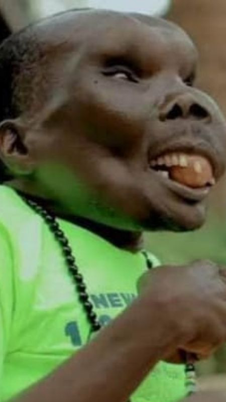 Hình ảnh người đàn ông nước ngoài với khuôn mặt lạ