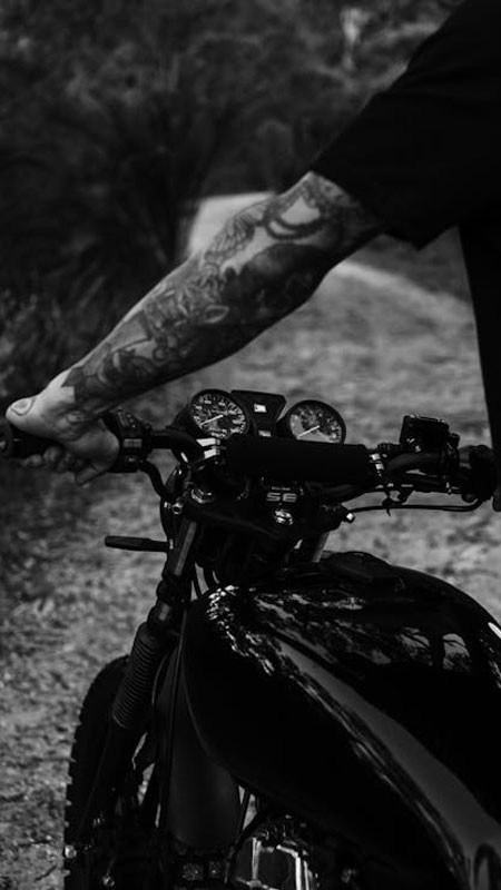 Hình ảnh người đàn ông và chiếc xe máy cruiser phong cách đen trắng