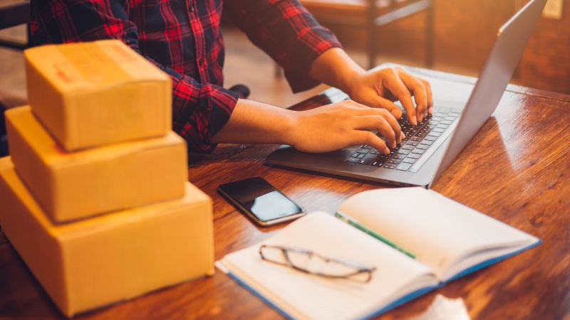 Hình ảnh người đang nghiên cứu thị trường thời trang, tượng trưng cho việc nắm bắt xu hướng Hype.