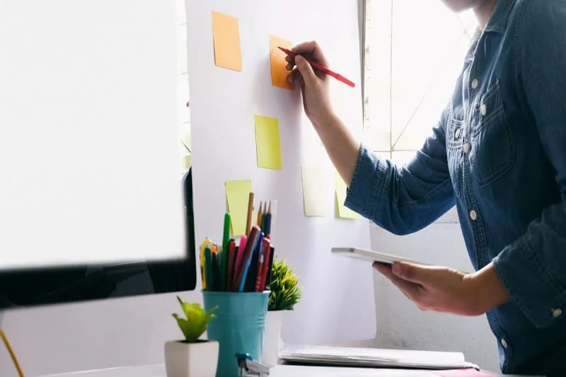 Hình ảnh người đang suy nghĩ với biểu tượng ý tưởng và đồ thị, minh họa việc xác định lợi thế (Advantage) khi xây dựng thương hiệu