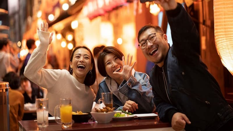 Hình ảnh người leo cầu thang, minh họa tinh thần độc lập, khao khát tự chủ và tiến bộ của thế hệ Gen Z