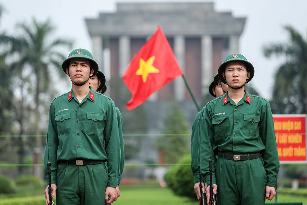 Hình ảnh người lính quân đội nhân dân Việt Nam trong buổi huấn luyện, tay cầm chắc súng, ánh mắt kiên định