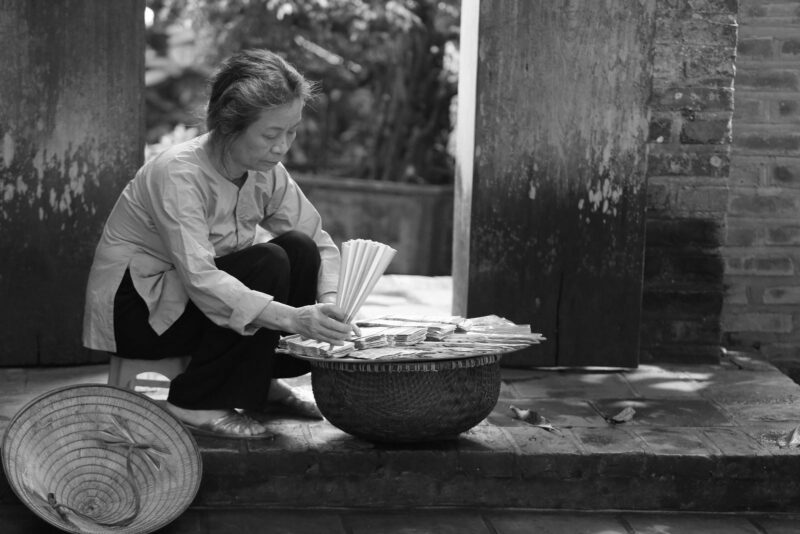 Hình ảnh người mẹ già cô đơn trong căn bếp trống