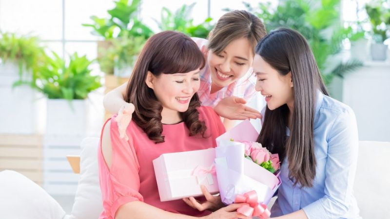 Hình ảnh người mẹ mỉm cười hạnh phúc khi ở bên con, thể hiện niềm vui đơn giản nhưng sâu sắc.