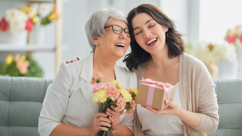 Hình ảnh người mẹ ôm con trìu mến, thể hiện tình cảm bền chặt và sự gắn kết không thể tách rời.