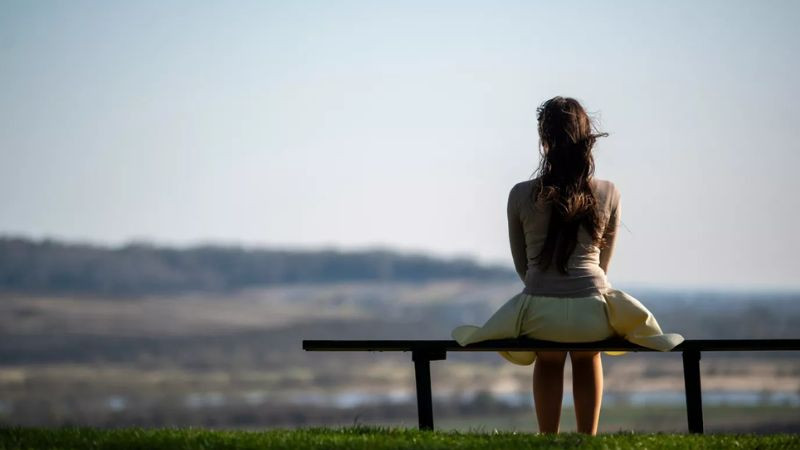 Hình ảnh người ngồi buồn một mình, thể hiện sự đơn độc