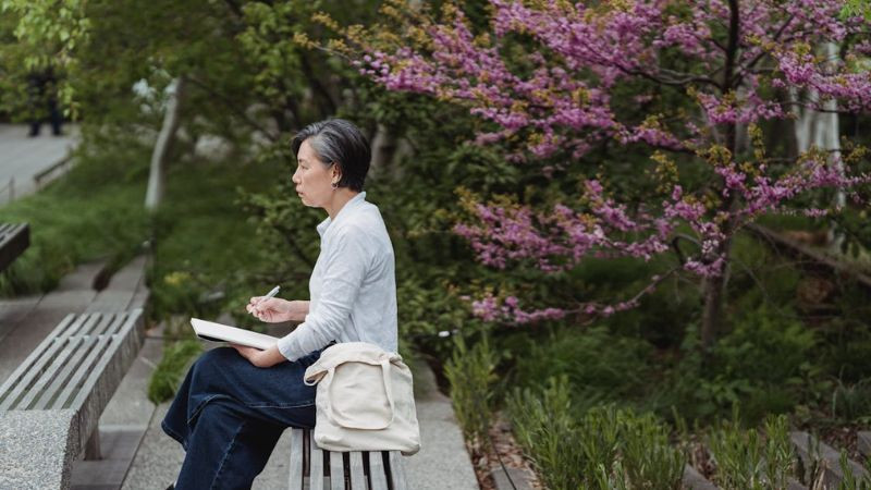 Hình ảnh người ngồi một mình ngoài công viên, cảm thấy đơn độc