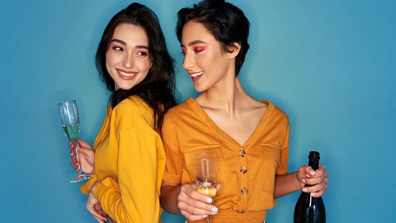 Hình ảnh người nhảy lên tự do, thể hiện sự đề cao bản sắc và khao khát thể hiện cái tôi độc đáo của Gen Z