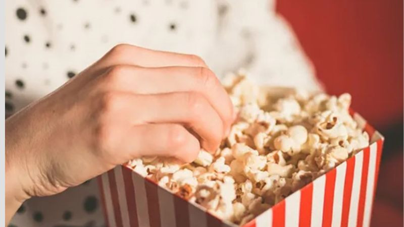 Hình ảnh người xem phim, minh họa việc Spoil trong lĩnh vực điện ảnh