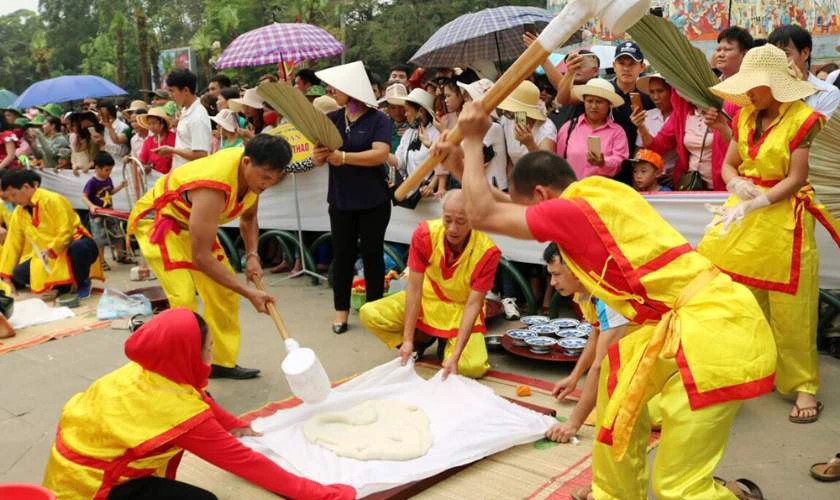 Hình ảnh những cặp bánh chưng, bánh dày được dâng lên Vua Hùng