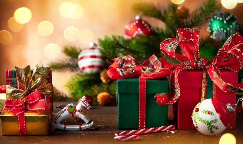 Hình ảnh những hộp quà Giáng sinh được buộc ruy băng đỏ