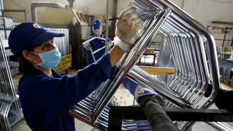 Hình ảnh những người đang chạy đua trên quả địa cầu, thể hiện áp lực cạnh tranh gay gắt trên thị trường lao động toàn cầu